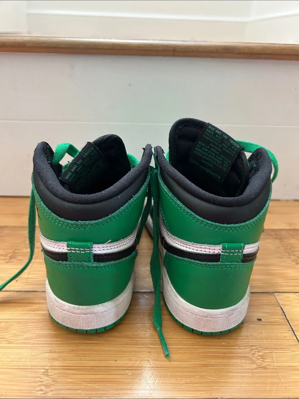 Jordan 1 Retro High OG Kids High-Top Sneakers in Black, White & Green